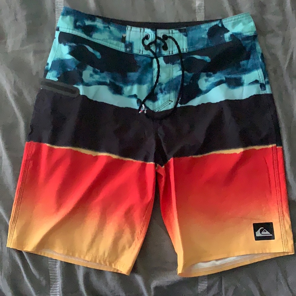 Quicksilver Dryflight Boardshort. Waist size 30